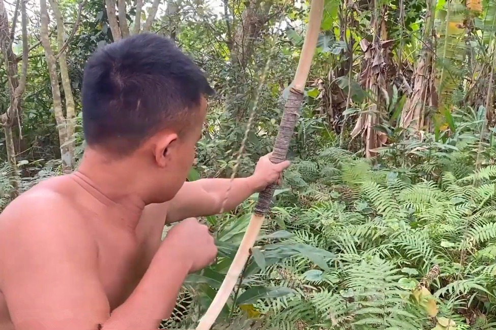 原始技术，两兄弟野外自制狩猎工具，感觉是要干大事