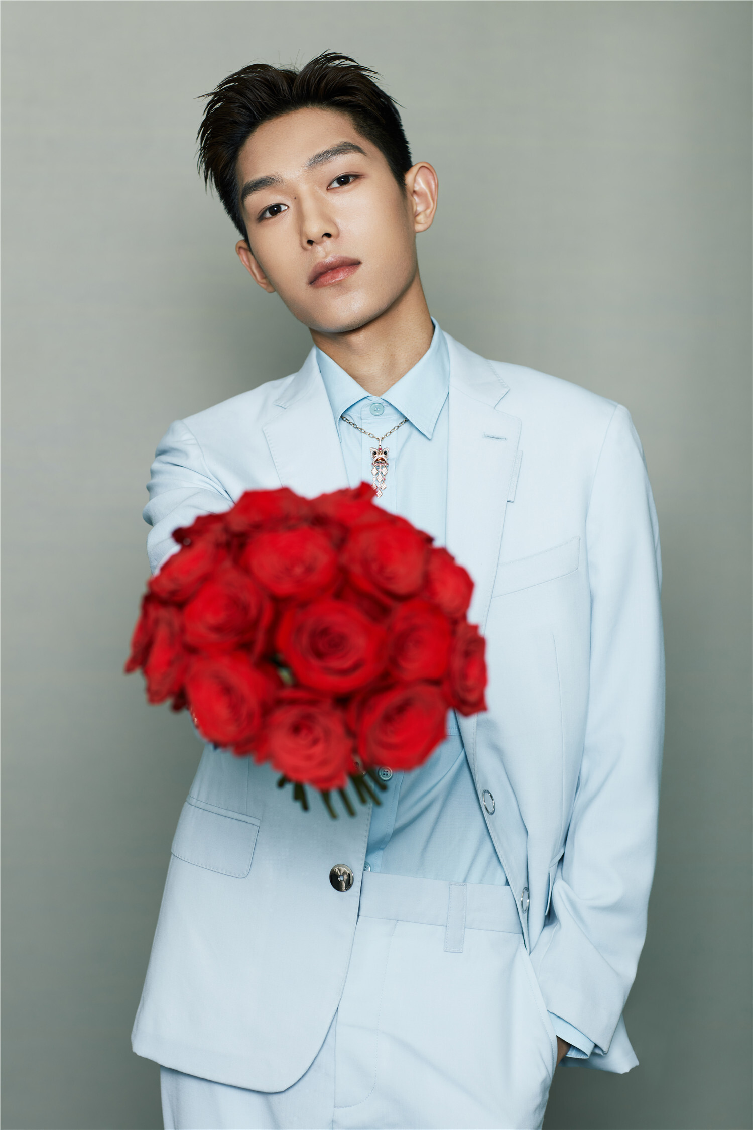 鲜花男友王锵亮相 当红不让玩转洋气中国年__凤凰网