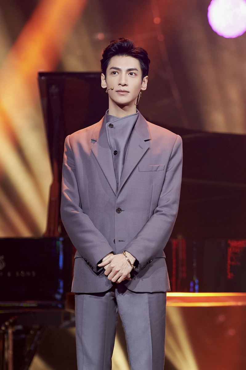 罗云熙出席阅文原创文学风云盛典 荣获"阅动人心 经典形象"奖项