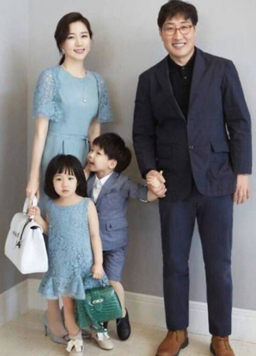 岁月从不败美人!49岁李英爱近照曝光,以家长身份现身孩子学校