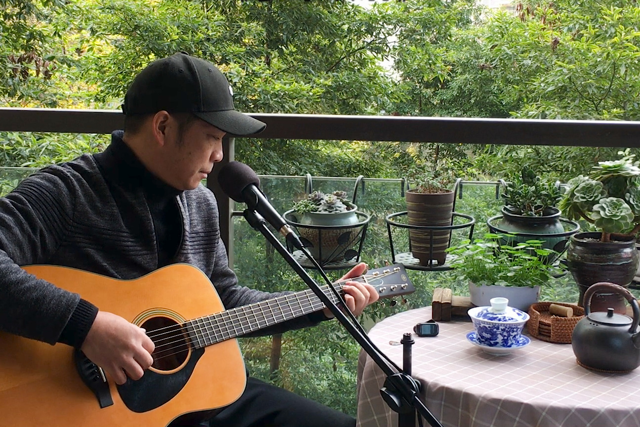 吉他弹唱,记忆中的经典《弯弯的月亮》太经典了,当年温暖依旧