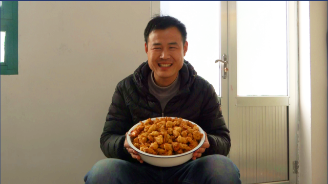 山东国勇:前段时间买的沙土大萝卜,拿出来洗洗,炸盆大萝卜丸子