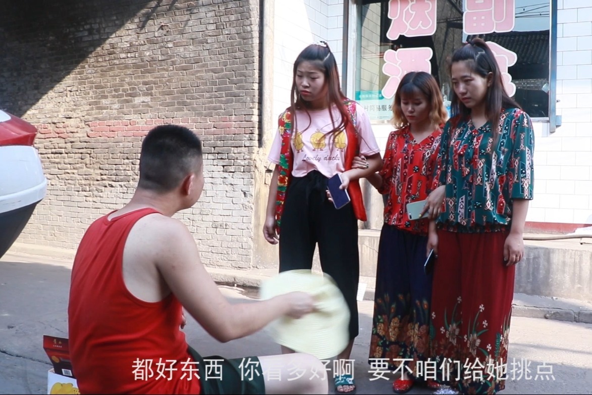 来越南农村小粉姑娘家玩，还帮她在路边摆地摊卖甘蔗。_哔哩哔哩_bilibili
