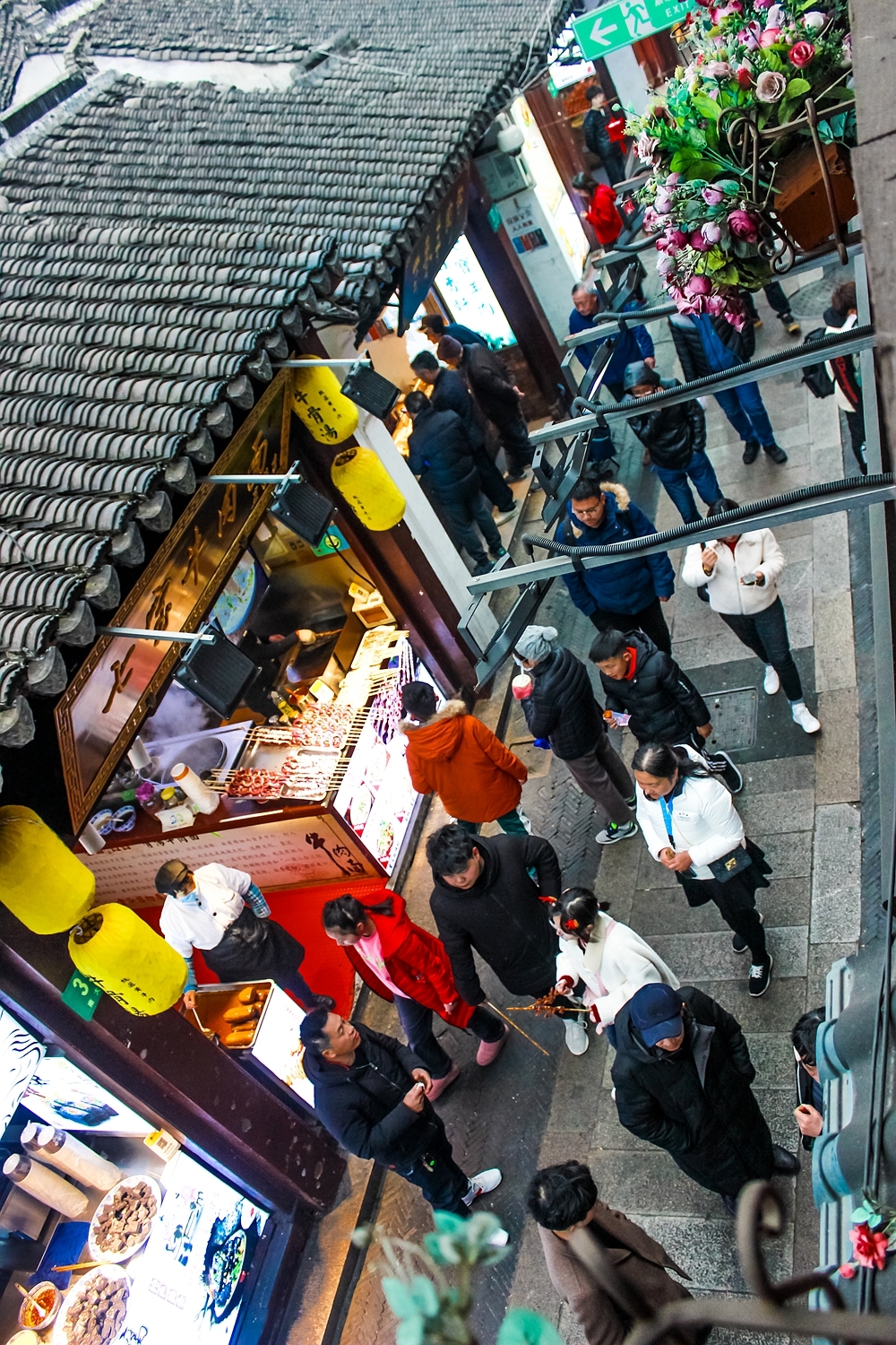 春节前的魔都七宝老街人满为患,提早开启过年模式