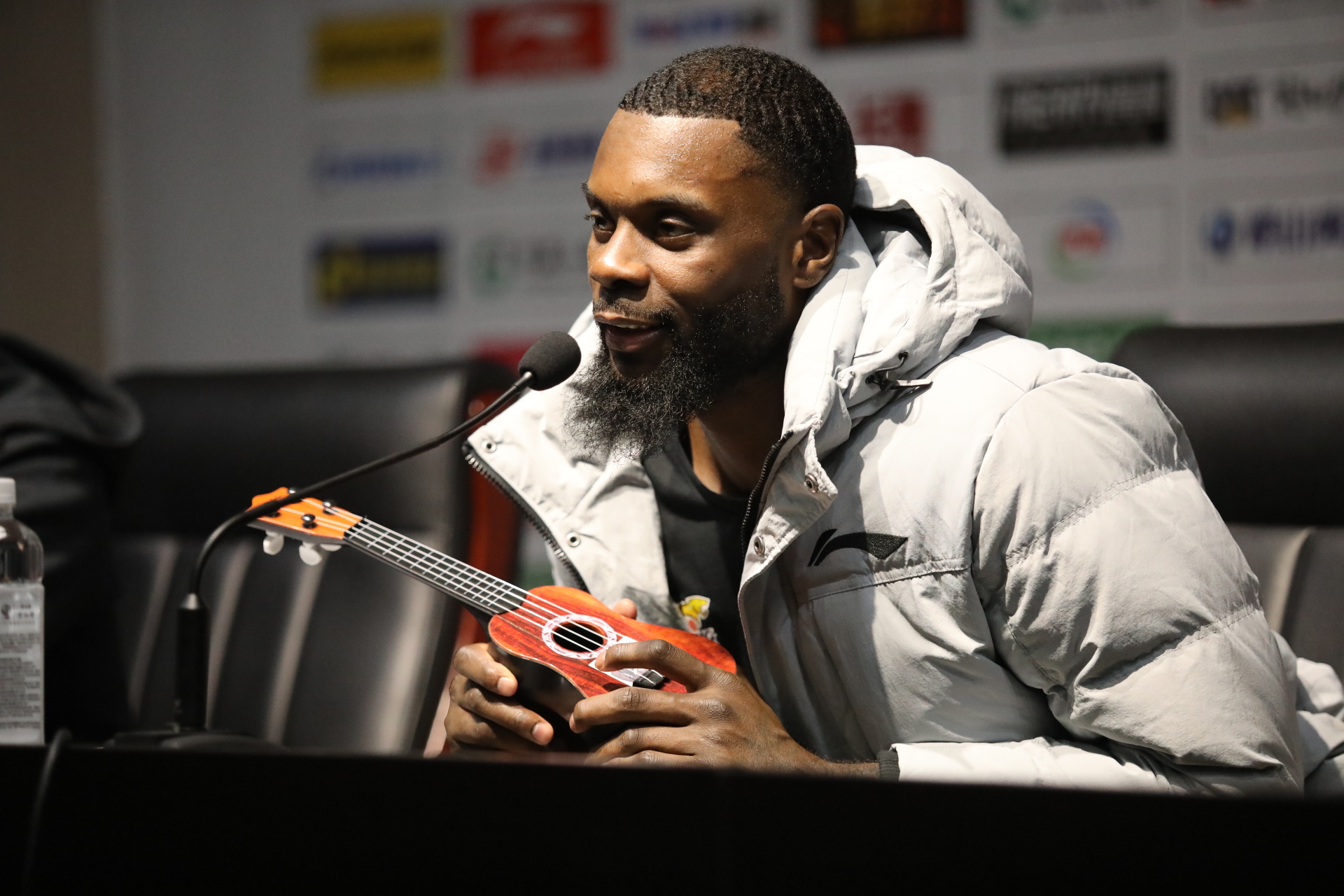 史蒂芬森发布会感谢记者大鹏,春节收礼很开心