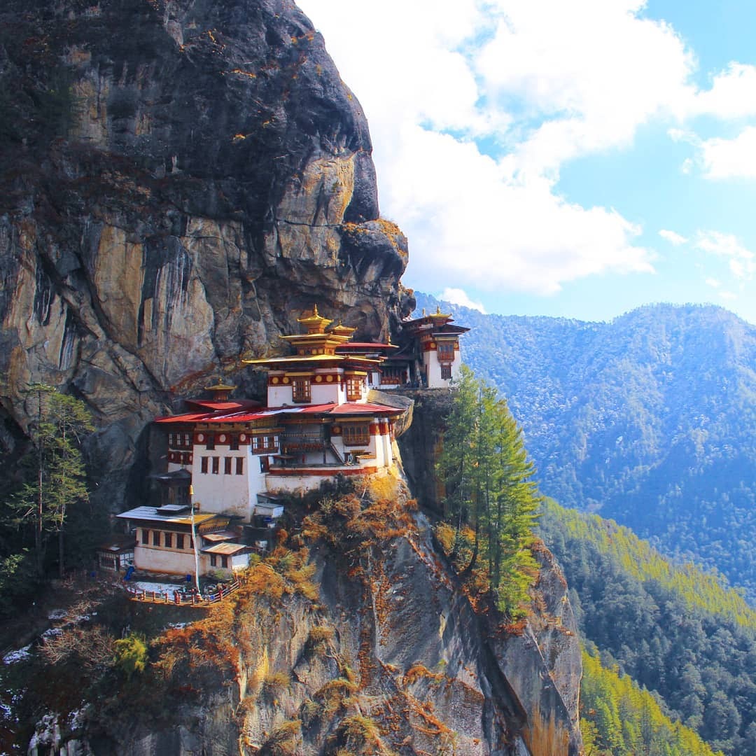 佛国不丹宝相庄严的佛教雕像精美华丽的寺庙