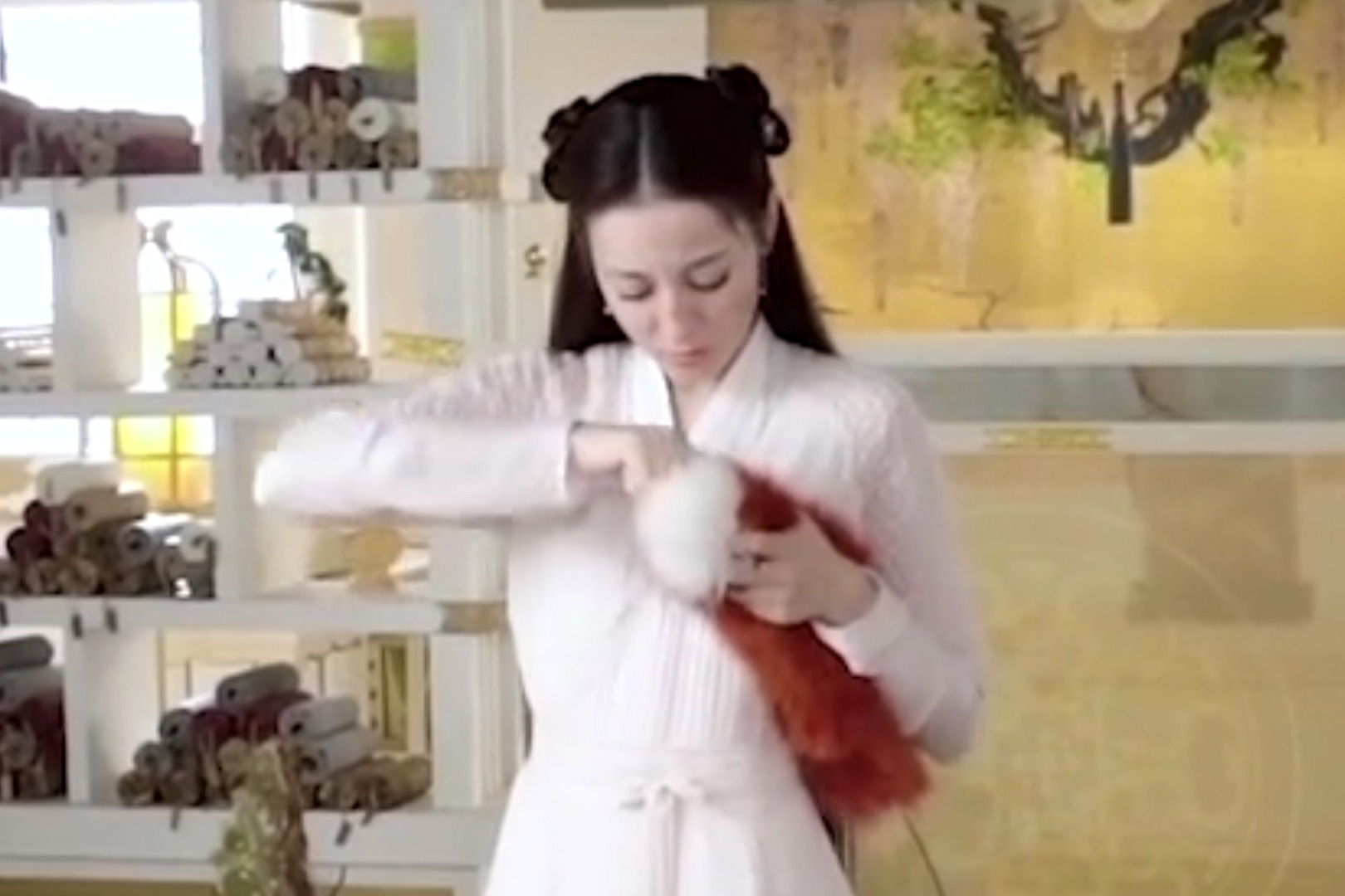 好可爱！迪丽热巴化身小狐狸拔毛，尾巴竟是鸡毛掸子做的