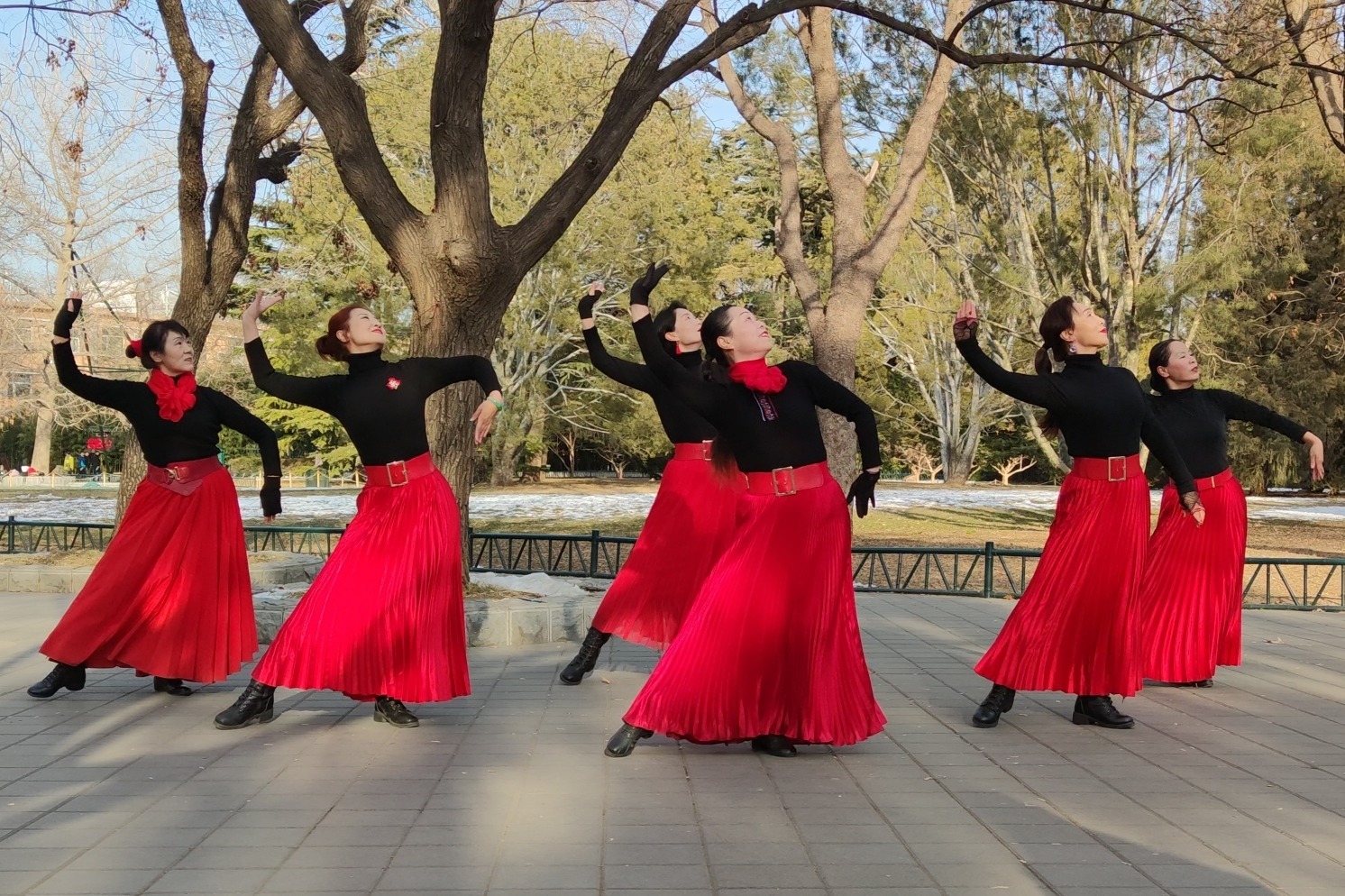 公园里一群美女跳广场舞我是一条小河舞步轻盈好看歌曲好听