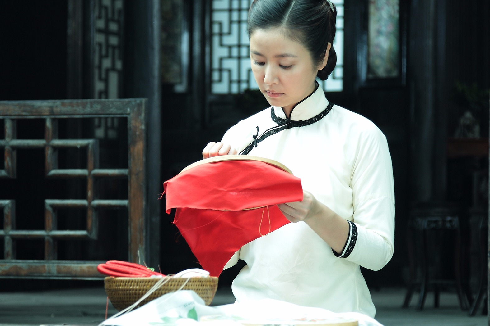 胆小者看的恐怖电影解说:几分钟看完国产恐怖电影《绣花鞋》