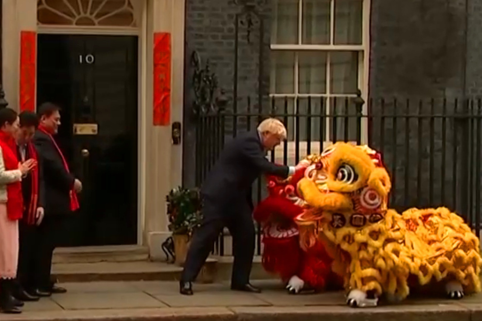 庆祝中国新年！实拍：英国首相约翰逊府邸门前为舞狮点睛祈福