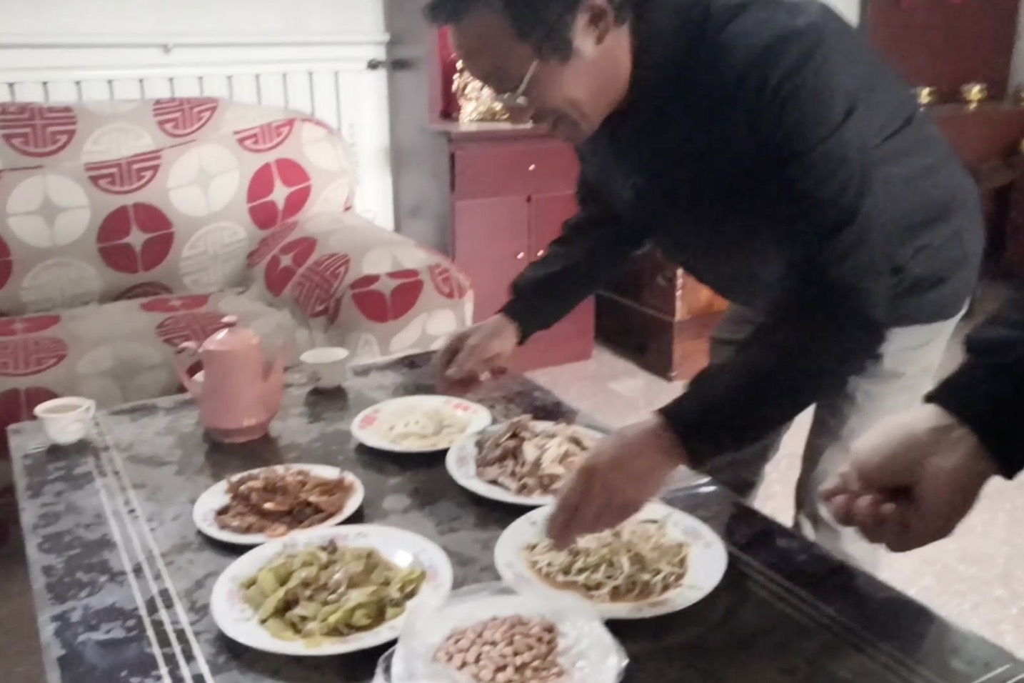 老爸做菜，留同学吃顿便饭，看看都做了啥好吃的