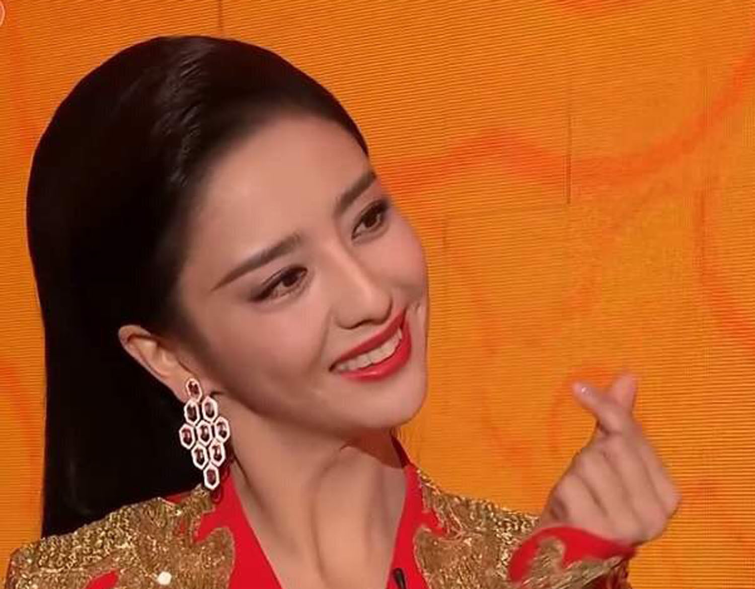 佟丽娅首秀央视春晚主持为何刷了屏