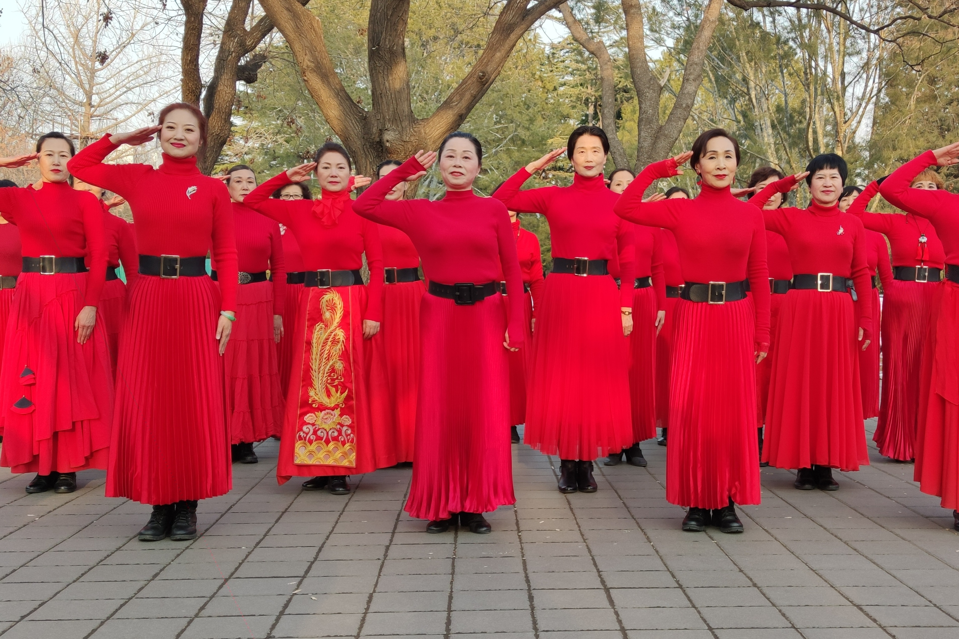 紫竹院魅力朵朵广场舞《水兵梦里海蓝蓝》舞步整齐好看，歌曲好听