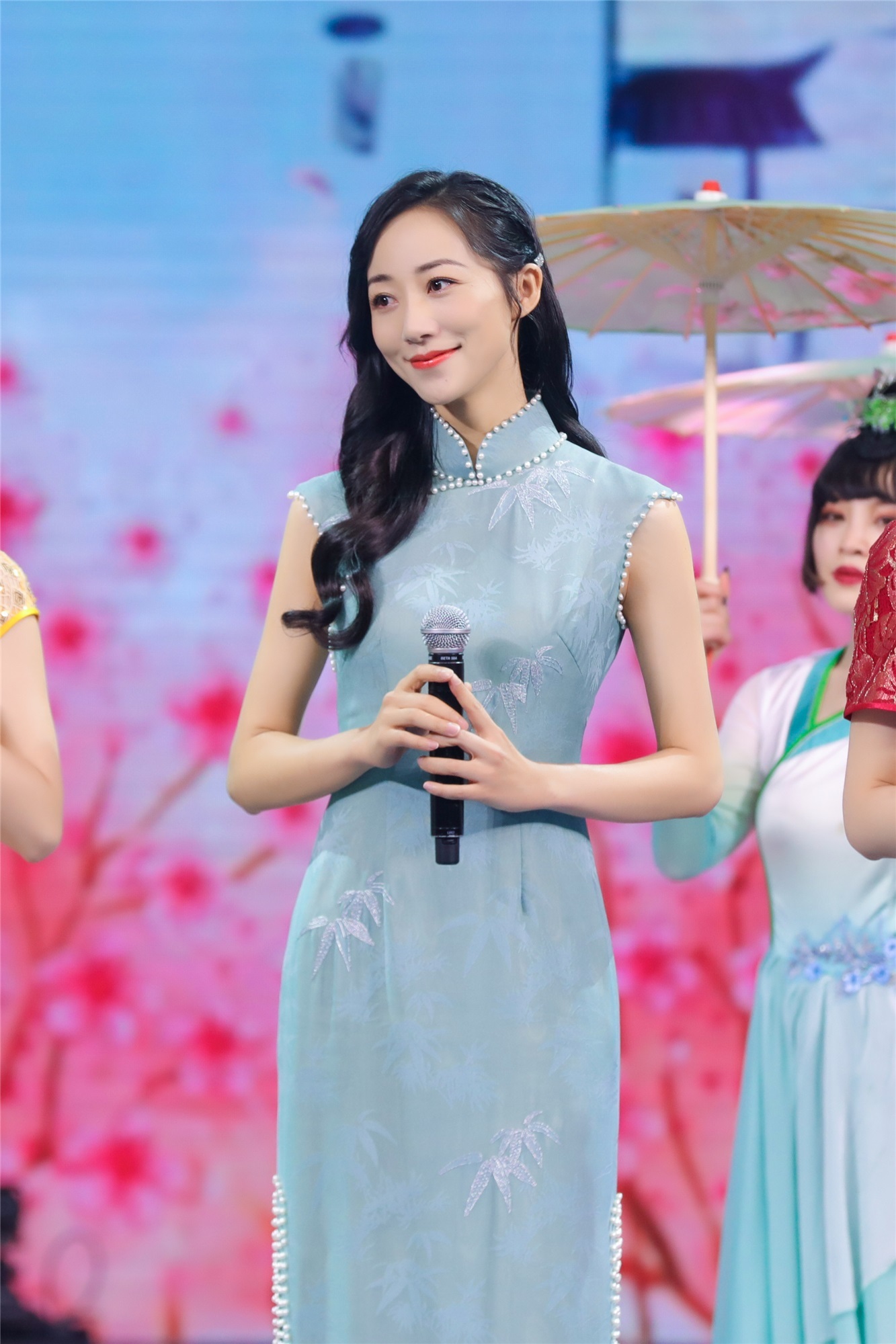 韩雪亮相2020春节档多台节目 百变造型令人惊叹