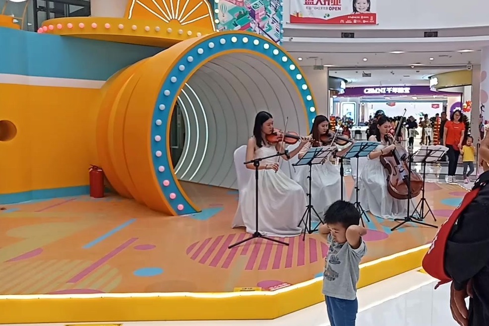 假期商场里有3美女演奏小提琴小王感叹人真多