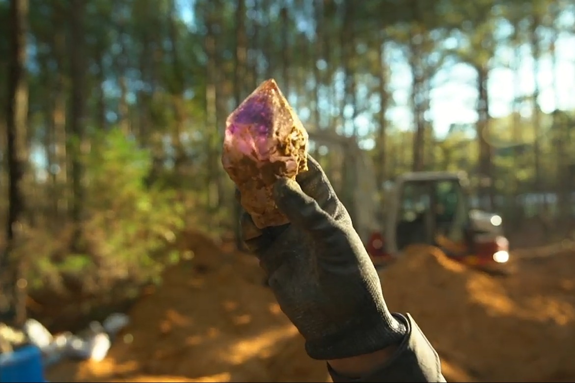 国外小伙去矿区挖宝石,意外挖到紫水晶,十分漂亮