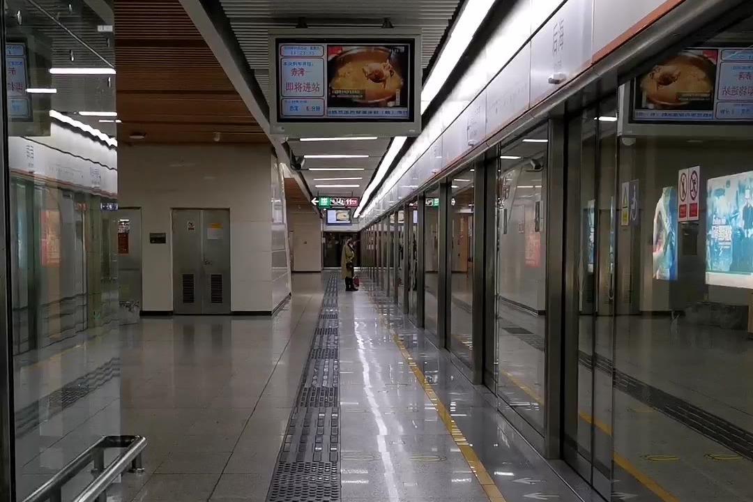 春节期间的深圳地铁空得好像拥有了全世界