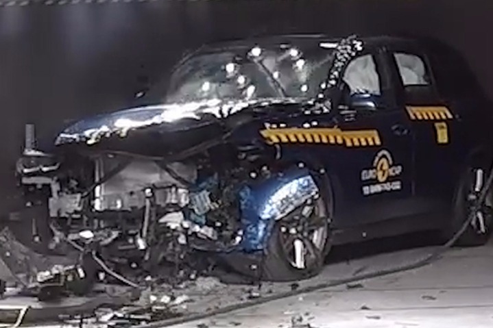 奥迪Q7和宝马X5碰撞对比，到底谁更安全？