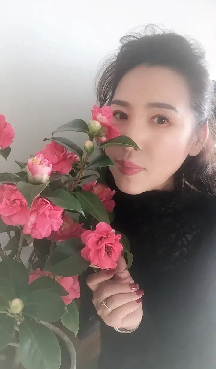 人到中年的大姐,虽然没有年轻女孩的容颜,但依旧风情万种