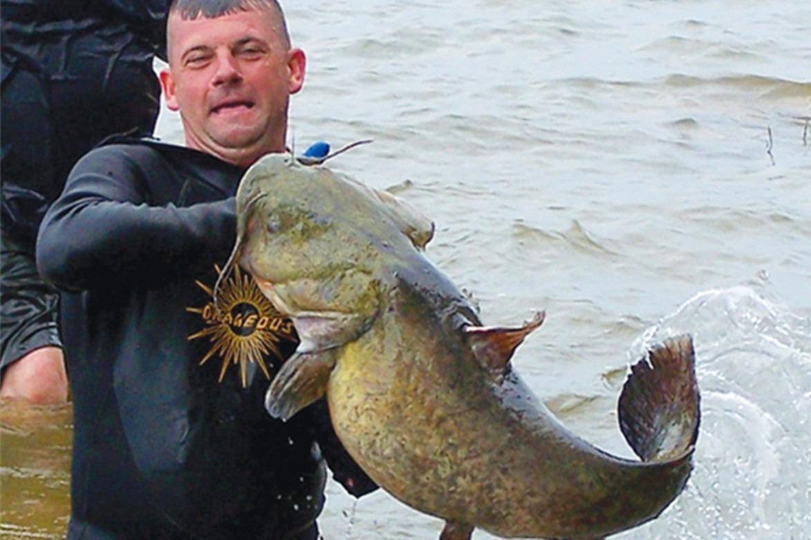 河里徒手捕大鲶鱼这胆子还真不小不过看到渔获觉得值了