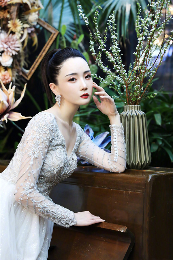 51岁高晓松的32岁前妻近照曝光,身材凹凸有致美似少女