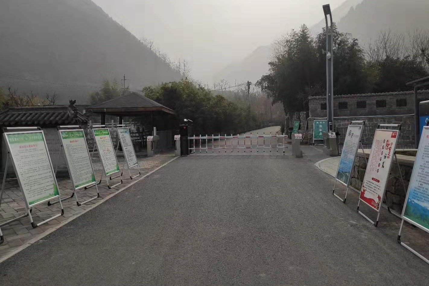 探访秦岭72峪之子午峪，峪口封闭游客稀少，进入需乘坐收费摆渡车