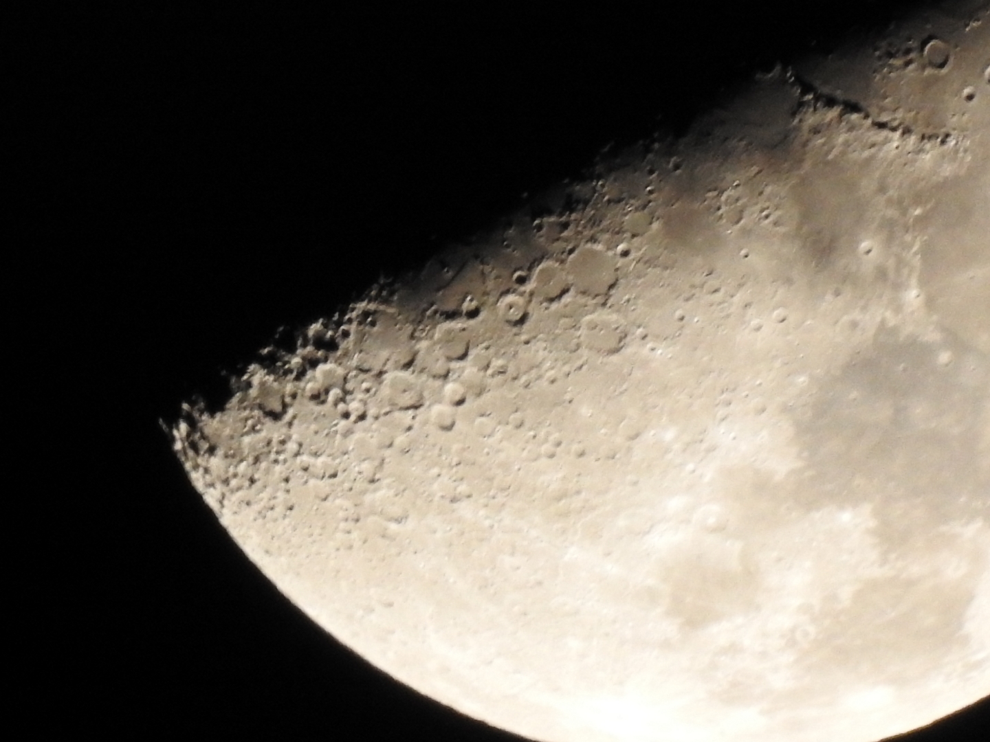 农历二十二的月亮图片