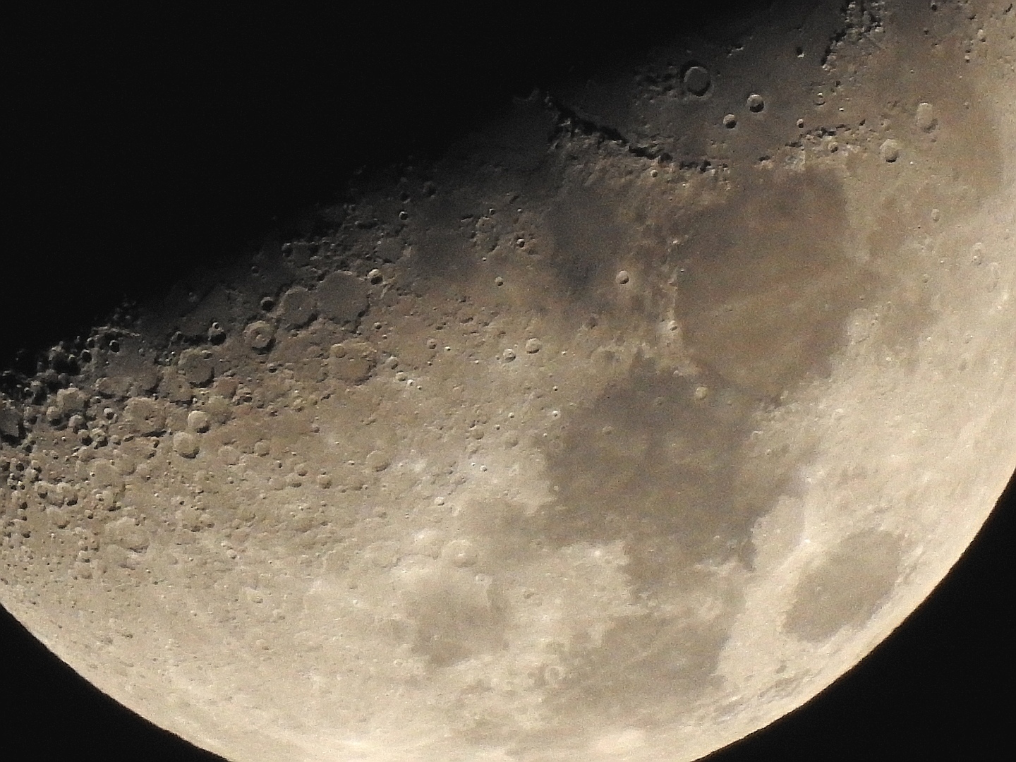 你要记住,这是2020年2月2日20点20分的月亮