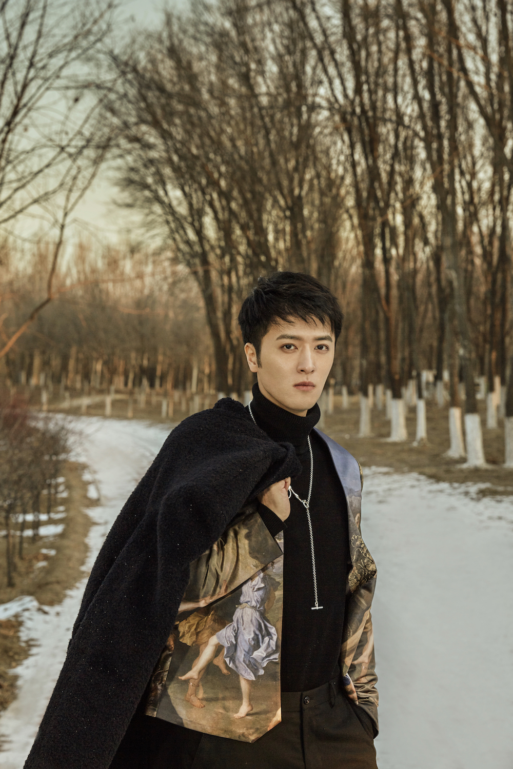 姚奕辰全新冬日写真曝光西式复古风尽显雅绅格调