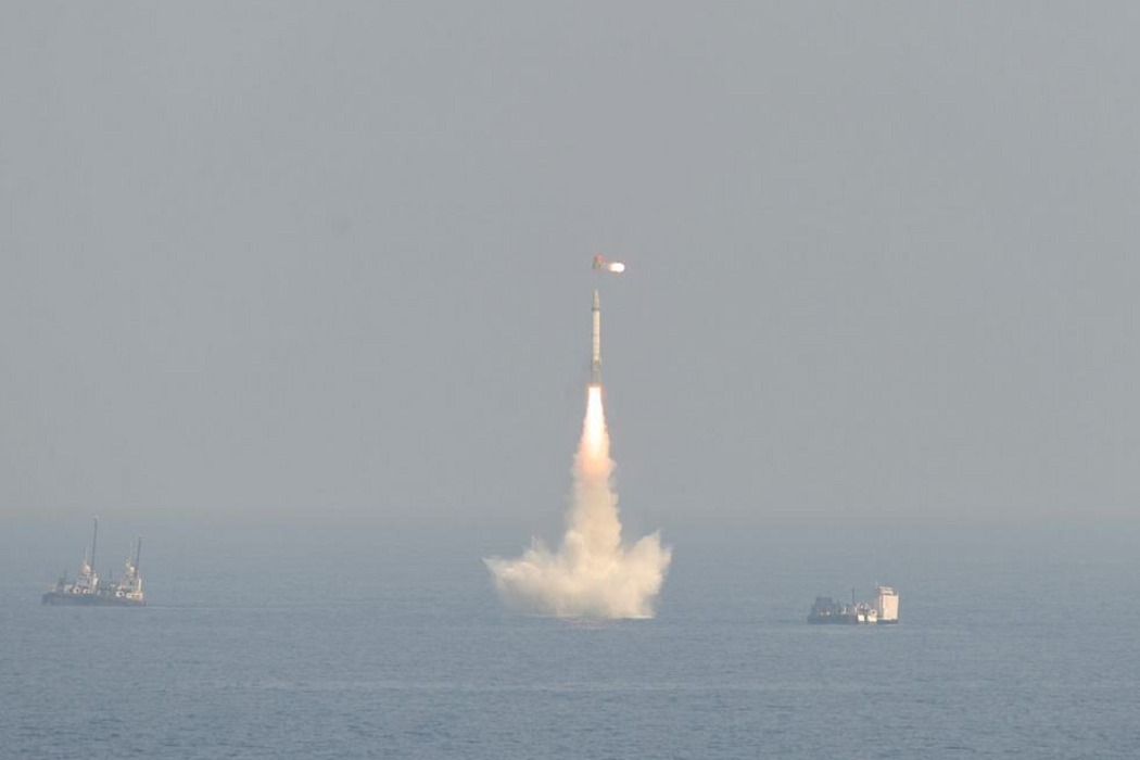一枚导弹划过印度洋上空，目标锁定头号对手，可搭载核弹头攻击