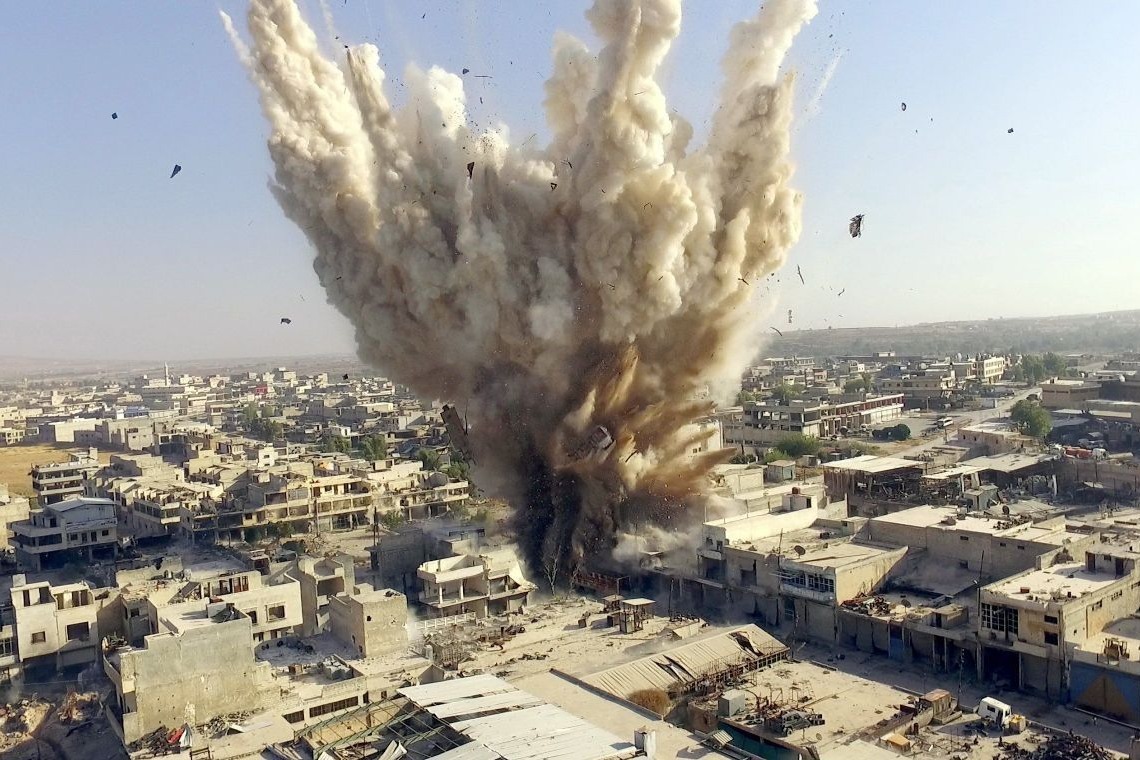 炸弹直接击穿61米混凝土，爆炸产生超高温，瞬间融化遇害者