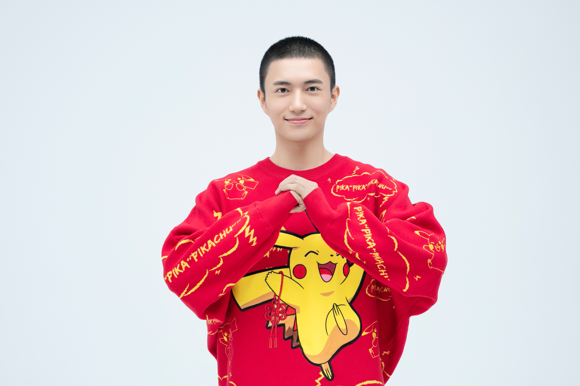 演员张博涵曝"新年红"写真 皮卡丘印花毛衣尽显活泼__凤凰网