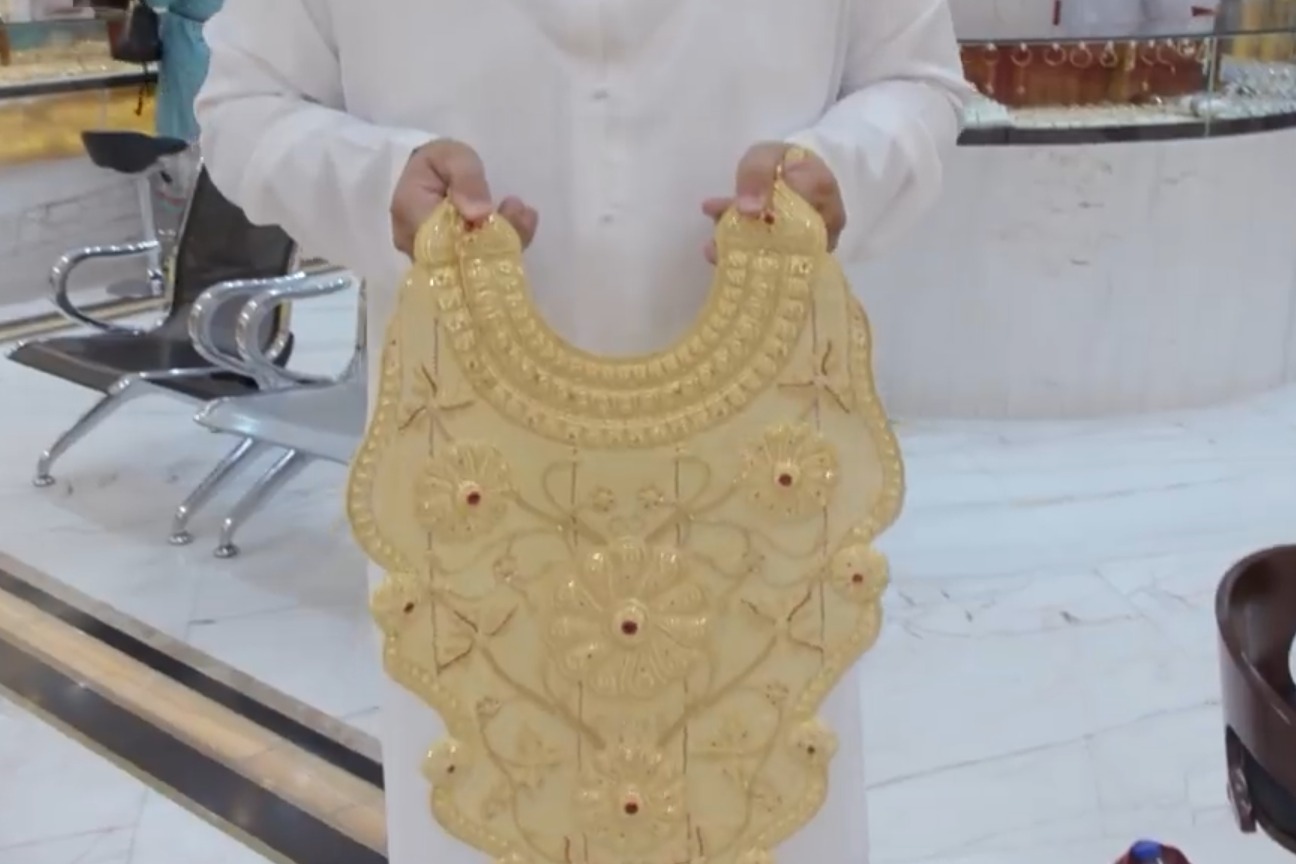 用黄金做的衣服摆在市场卖,各种黄金饰品重到那不动,这就是迪拜