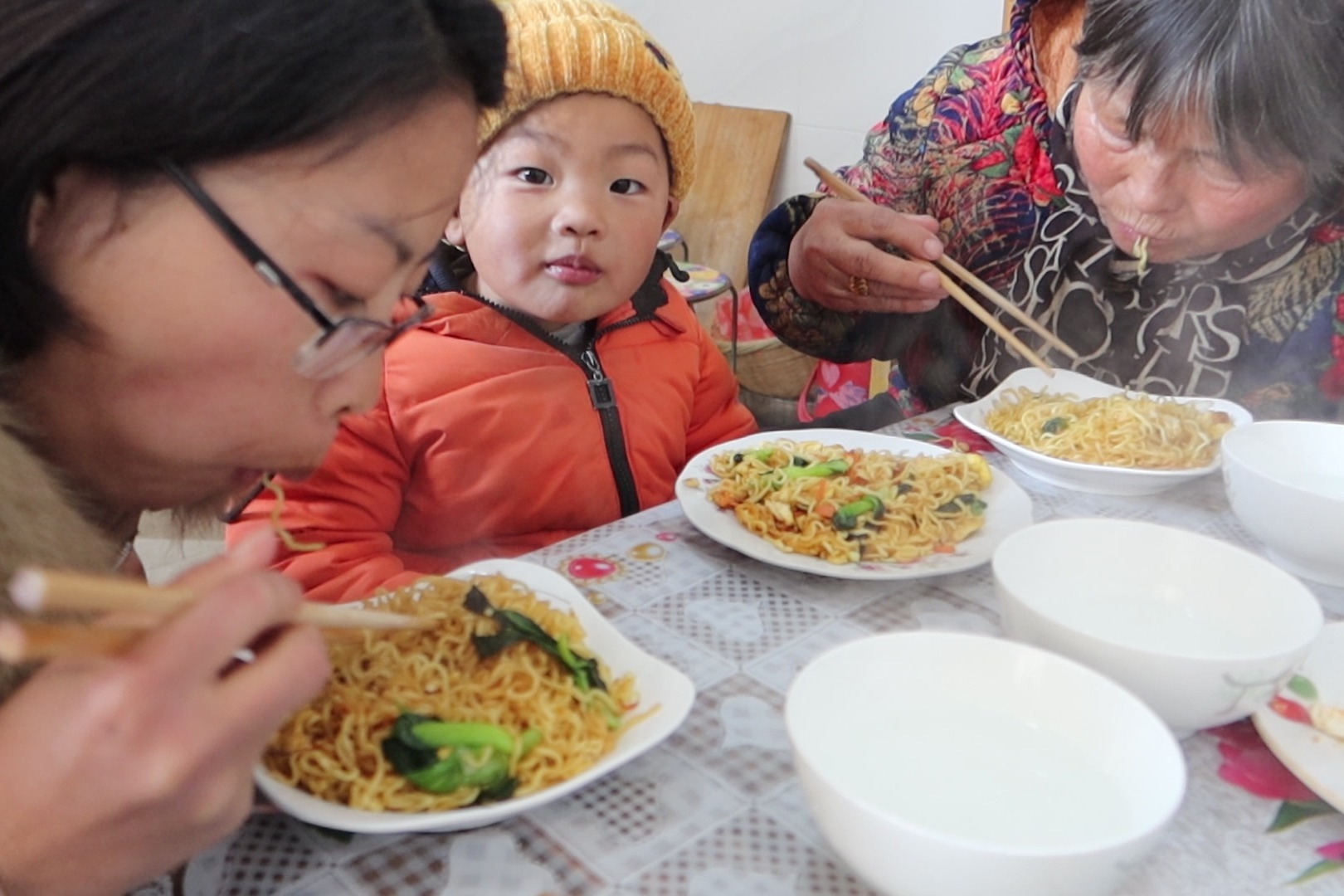 村里封路！在家做方便面炒面，5包方便面，3个鸡蛋，炒出来不够吃