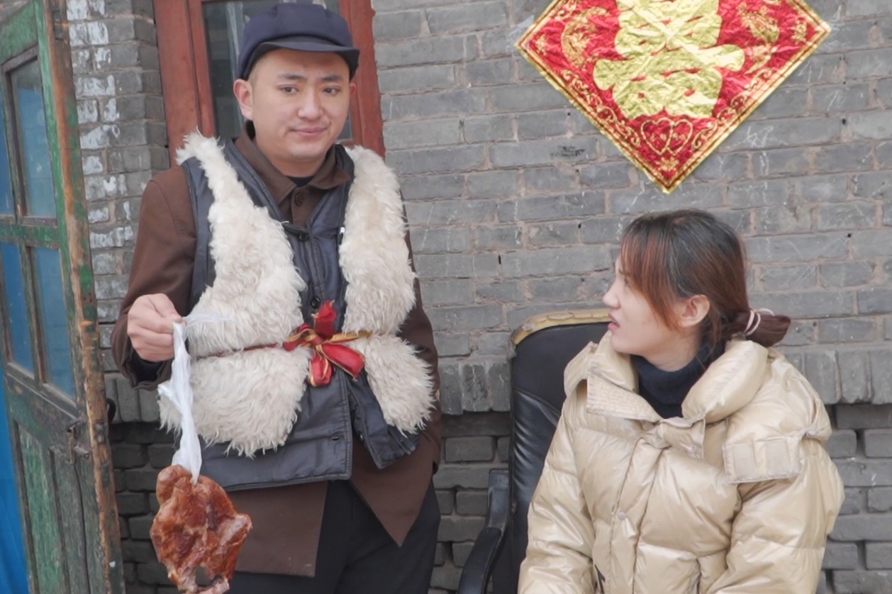 铁公鸡抠门被媳妇吐槽结果买烤鸭到处显摆没想却坑了自己