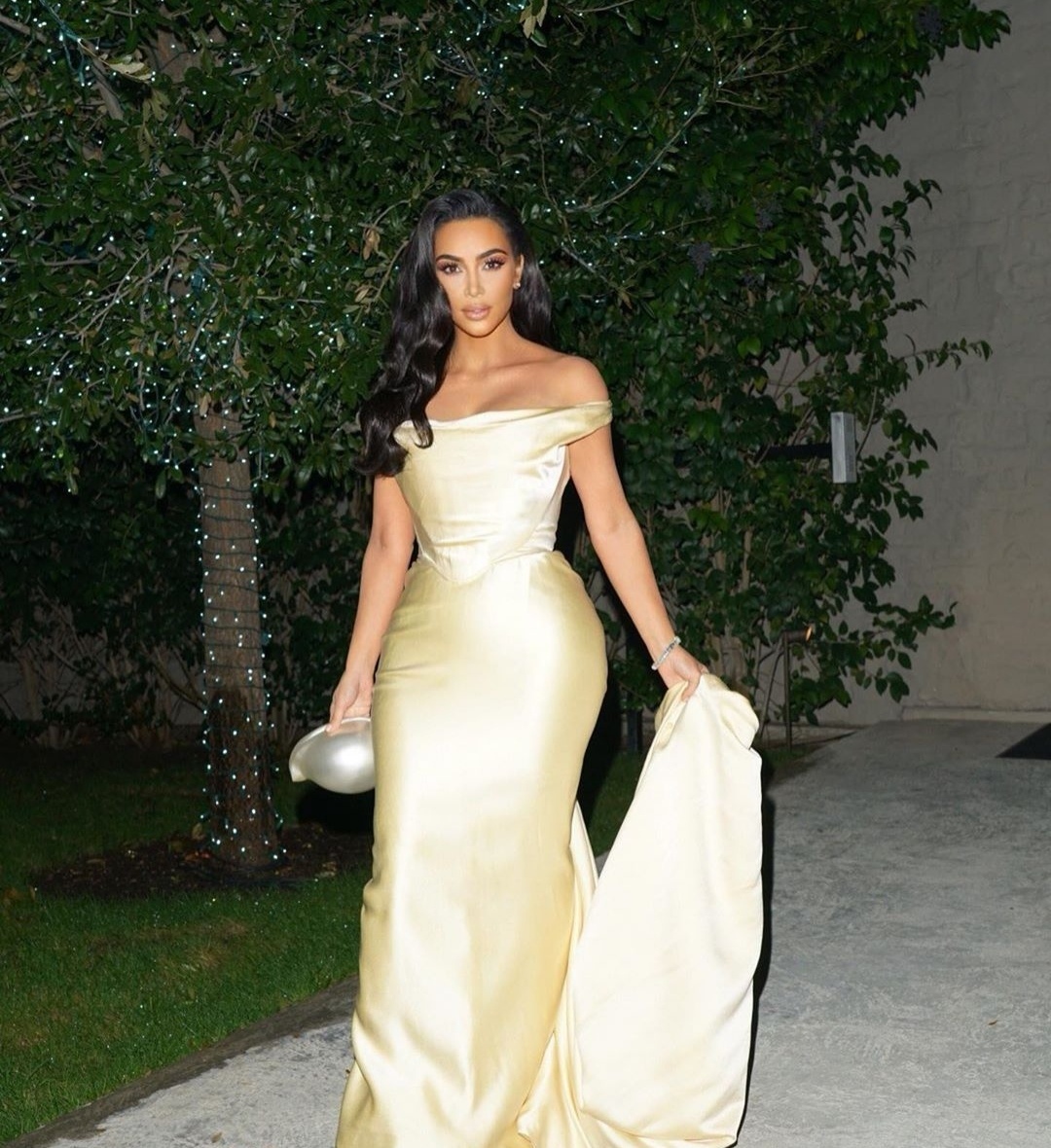 卡戴珊"土豪金"长裙出席晚间活动,与侃爷恩爱的样子让人羡慕