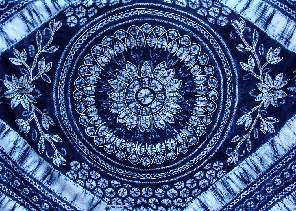 同样的纯净,靛蓝的色泽淡雅朴素,繁复的花纹仅仅是依靠染布技艺足以
