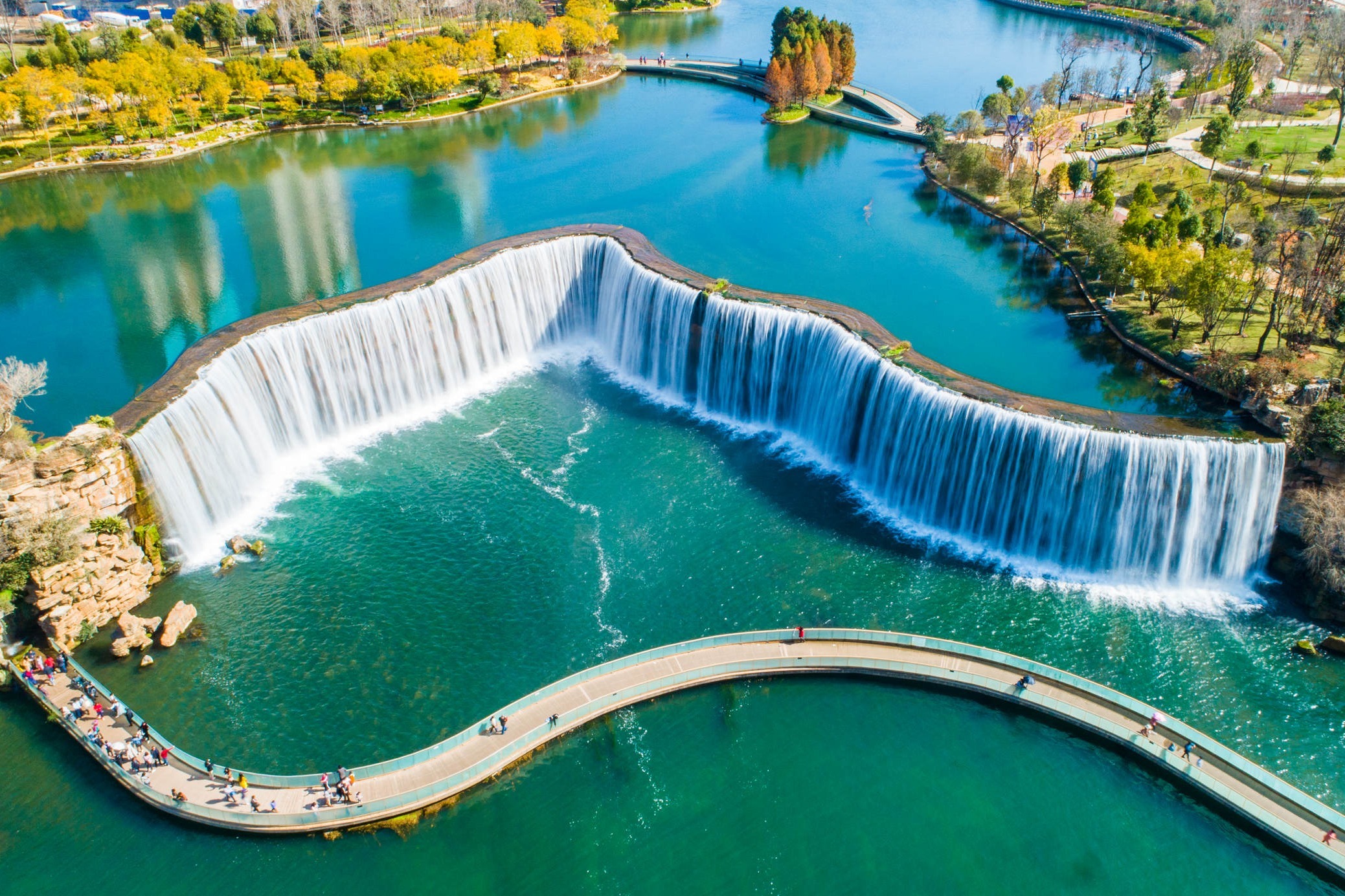实拍亚洲最大的人工瀑布公园位于云南昆明雄伟壮观