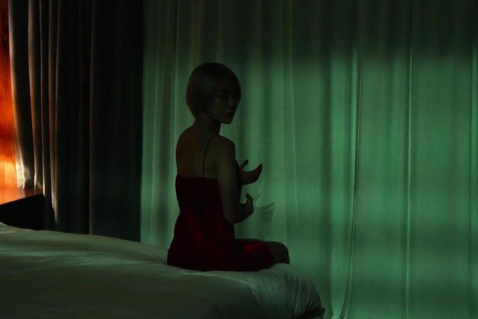 电影《0.0兆赫》：作死社团前往凶宅探险，结果其中一人被附身