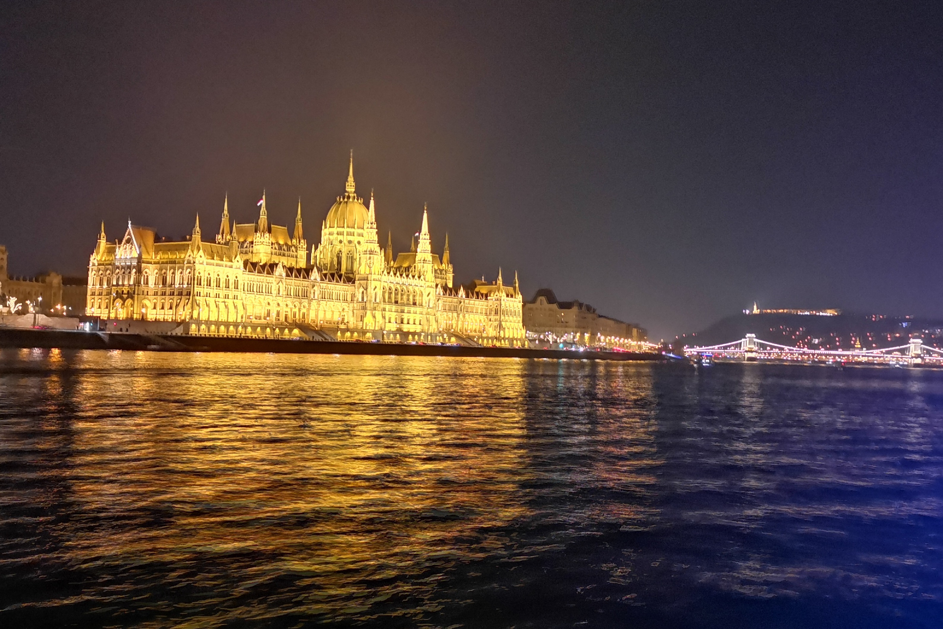 匈牙利布达佩斯塞切尼链桥 图库摄影片. 图片 包括有 资本, 码头, 著名, 蓝色, 横向, 柱子, 马扎尔人 - 180822562