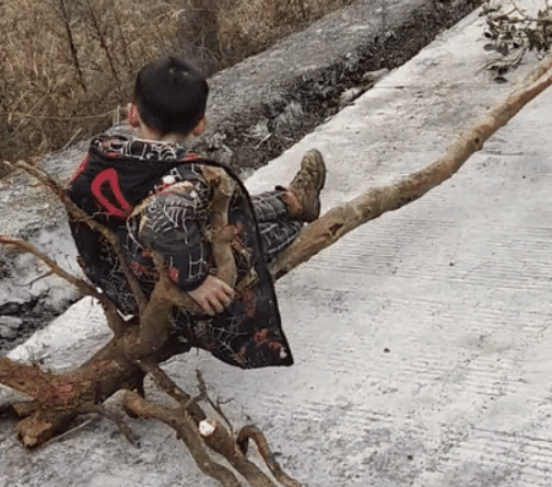 爷爷最原生态式带娃走红孙子坐姿像大爷大爷累得像孙子