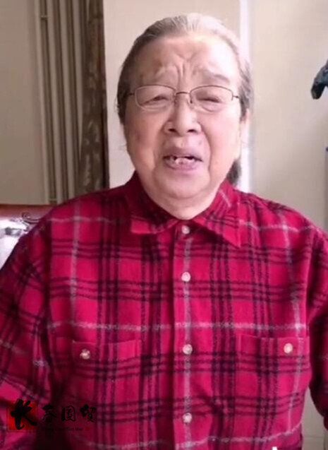 84岁李明启录视频致敬武汉干警，难忍情绪激动落泪