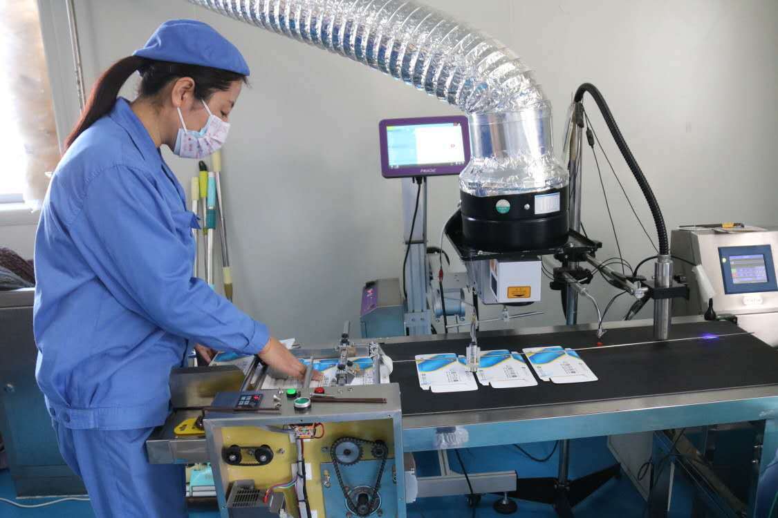 工作人员为药品打印生产编号