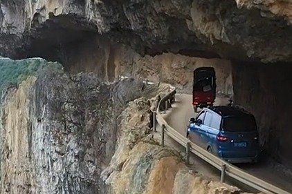 贵州深山里的挂壁公路，宽度不足三米，你知道是怎么会车的吗？