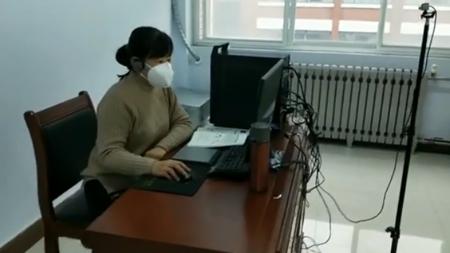 开元中学九年级化学教师马志霞老师正在给学生上化学课