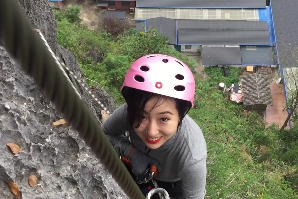 恐高美女体验峭壁攀岩全程尖叫不断没有比这更刺激的了