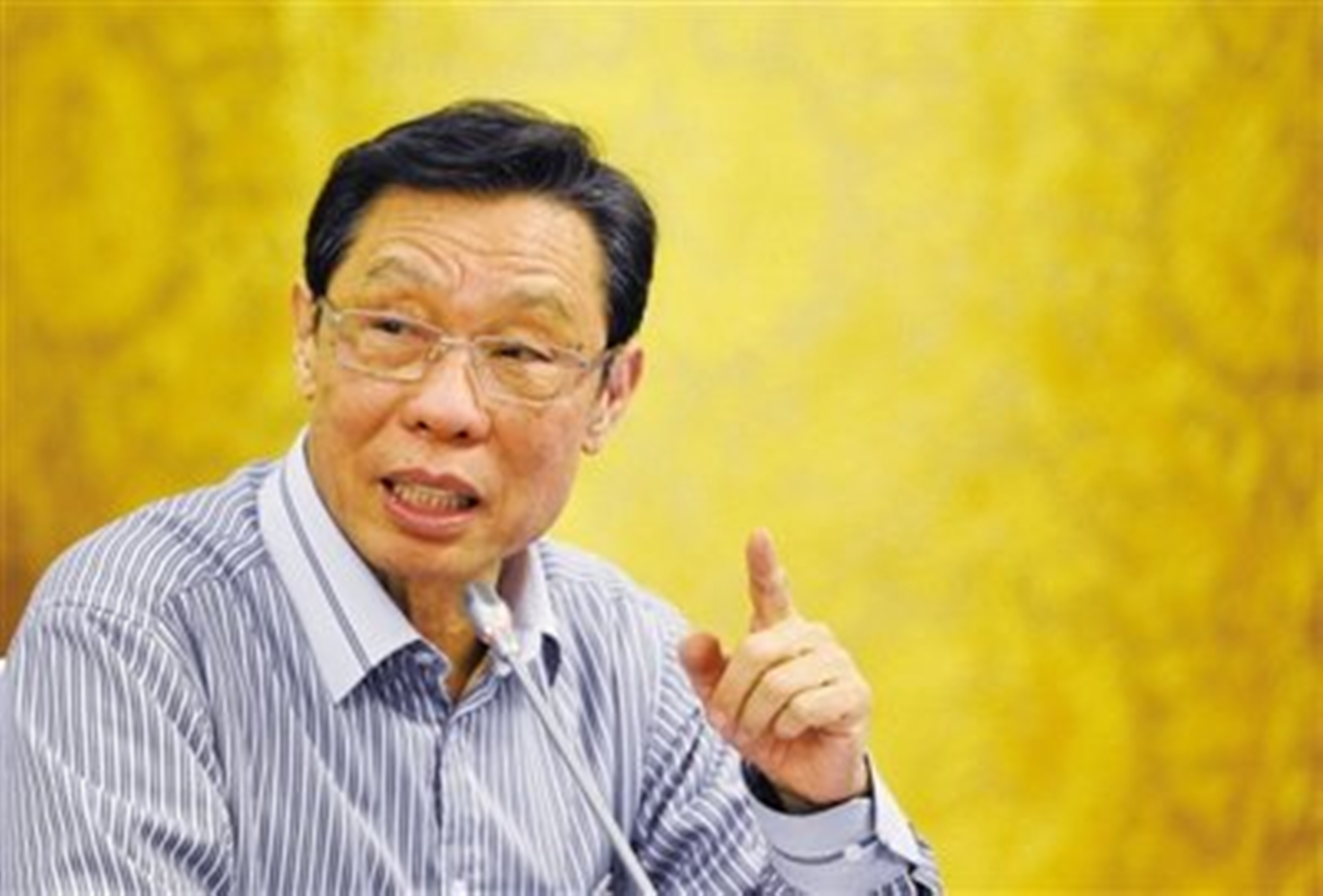 这不,即便不太会用智能手机的老头,老太太每天起床的第一件事,都是