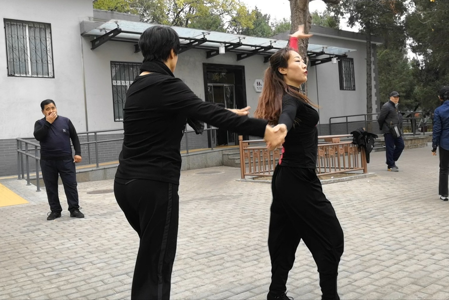 双人吉特巴《女人没有错》音乐动感，文静老师和赵敏老师舞步时尚