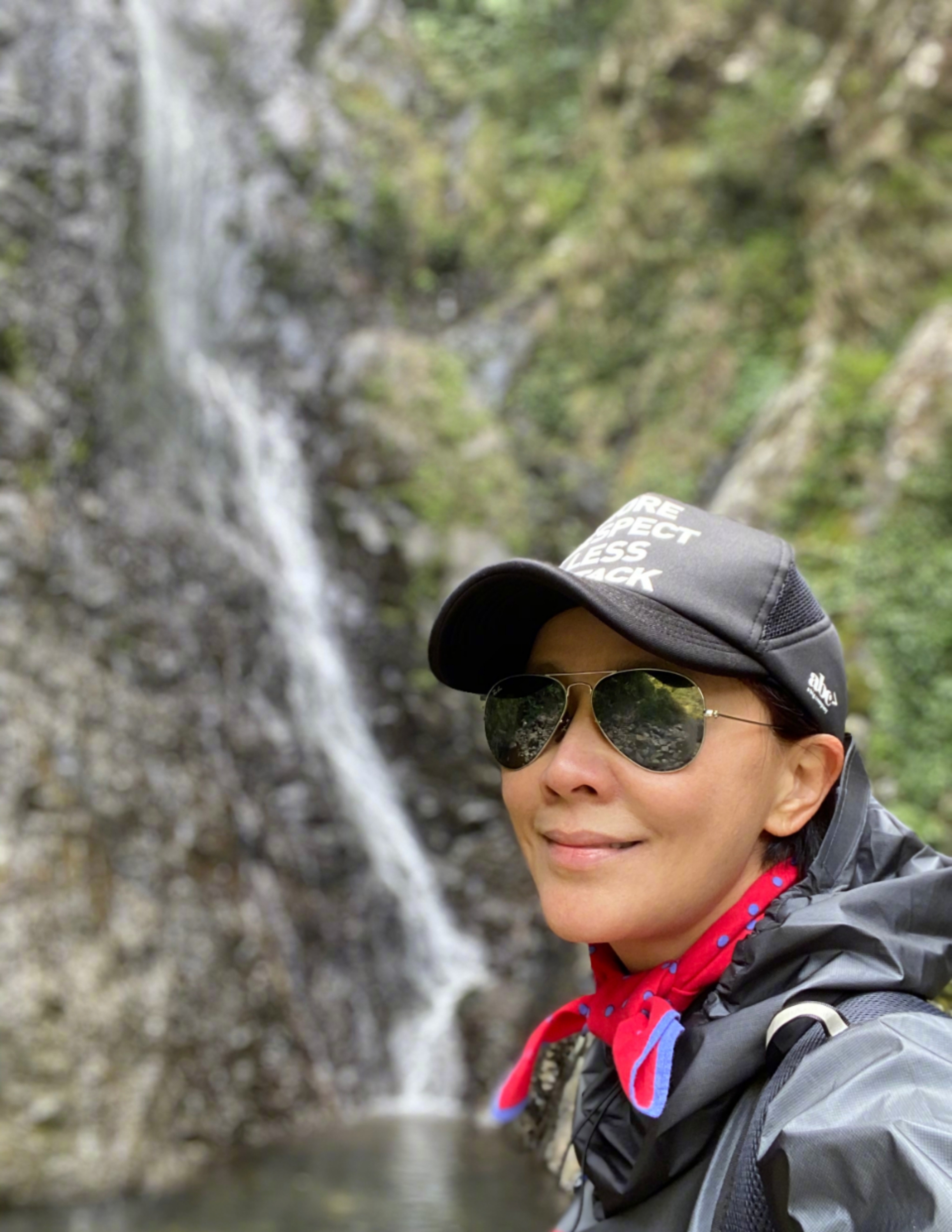 55岁刘嘉玲晒素颜登山照皮肤细腻气质出众双下巴却意外抢镜