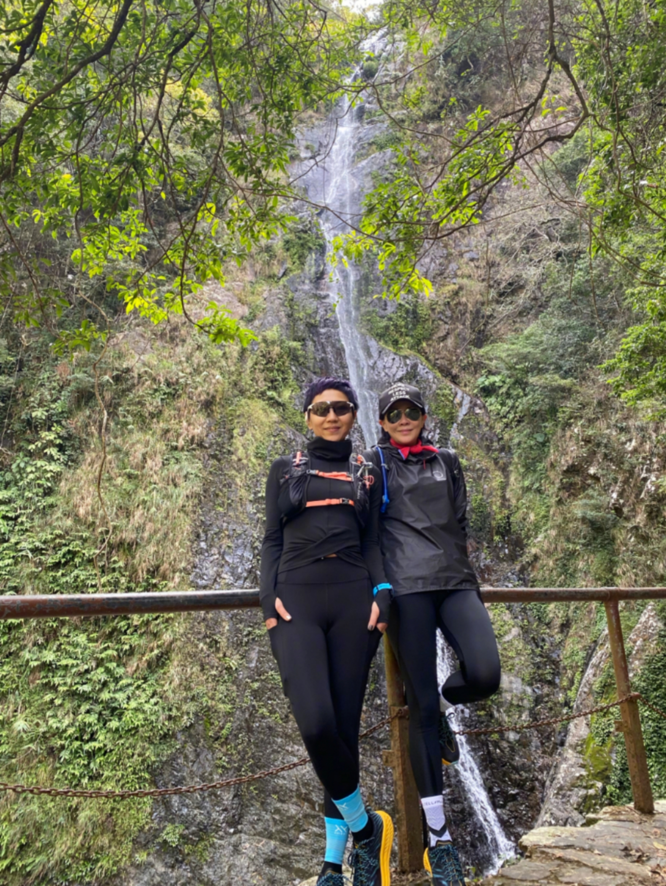 55岁刘嘉玲晒素颜登山照皮肤细腻气质出众双下巴却意外抢镜